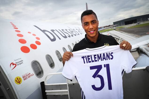 Bilder des Tages - Sport Anderlecht s Youri Tielemans poses with the special Champions League shirt at the departure of Belgian first league soccer team RSC Anderlecht, Monday 25 July 2016 in Brussels airport, on their way to Rostov, Russia. Tomorrow Anderlecht is playing the first leg of the third qualification round for the Champions League competition against Russian team FC Rostov. VIRGINIExLEFOUR  x04898428x