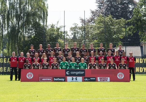 Fußball, GER, 2.Bundesliga, Porträttermin 2016 2017, Mannschaftsfoto vom FC St.Pauli, hi. Reihe v.li.: Ryo Miyaichi, Daniel Buballa, Christopher Avevor, Soeren Gonther, Jacob Rasmussen, Lasse Sobiech, Aziz Bouhaddouz, Marvin Ducksch, Philipp Ziereis, Marc Hornschuh, Jan-Philipp Kalla mi. Reihe v.li.: Zeugwart Siegmar Krahl, Zeugwart Andreas Kreft, Physiotherapeut Ronald Wollmann, Osteopath Petros Katsares, Physiotherapeutin Lisa Gehrke, Physiotherapeut Johannes Reich, Bernd Nehrig, Christopher Buchtmann, Dennis Rosin, Jeremy Dudziak, Mannschaftsarzt Prof. Dr. Hauke Mommsen, Videoanalyst Andrew Meredith, Torwarttrainer Mathias Hain, Athletiktrainer Janosch Emonts, Co-Trainer Abder Ramdane, Cheftrainer Ewald Lienen vo.Reihe v.li.: Jean-Fabrice Picault, Waldemar Sobota, Richard Neudecker, Vegar Eggen Hedenstad, Torwart Philipp Heerwagen, Torwart Robin Himmelmann, Torwart Svend Brodersen, Joel (JoÃ«l) Keller, Kyoungrok Choi, Nico Empen, Maurice Litka,