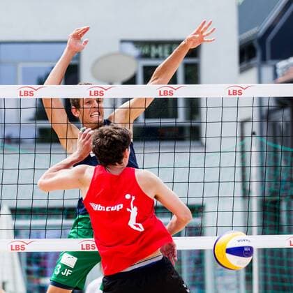 Block Jonathan-Leon Finkbeiner (SSC Karlsruhe BTFS 411) - Angriff Andreas Bender (Untersee Volleys); LBS-Cup Beachvolleyball A-Top, Marktplatz, Offenburg Germany, 20160724; Offenburg Copyright: Wuechnerx xEibner-Pressefoto EP_nwr