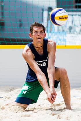 Jonathan-Leon Finkbeiner (SSC Karlsruhe BTFS 411) in der Annahme; LBS-Cup Beachvolleyball A-Top, Marktplatz, Offenburg Germany, 20160724; Offenburg Copyright: Wuechnerx xEibner-Pressefoto EP_nwr