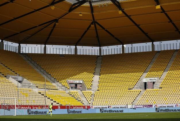Fußball, Stadiongeschichte Alemannia Aachen Aachen, Deutschland, Vorbereitungsturnier Happy Bet Cup, Finale Alemannia Aachen - FC Malaga 4-3 n.E. am 24.07.2016 im neuen Tivoli Stadion in Aachen Torwart Carlos KAMENI (FC Malaga) beobachtet das Spiel seiner Kameraden vor leeren Tribünen im neuen Tivoli Stadion in Aachen.
