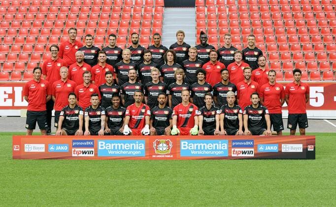 Mannschaftsfoto: Fußball, GER, 1.BL, Bundesliga, Liga, Porträttermin 2016 2017, Mannschaftsfoto Bayer Leverkusen; 4. Reihe v.li.: Dr. Karl-Heinrich Dittmar (Leverkusen), Kyriakos Papadopoulos (Leverkusen), Levin Öztunali (Leverkusen), Ömer Toprak (Leverkusen), Malcolm Cacutalua (Leverkusen), Stefan Kießling, Kiessling (Leverkusen), Danny da Costa (Leverkusen), Lars Bender (Leverkusen), Vladlen Yurchenko (Leverkusen). 3. Reihe v.li.: Dr. Philipp Ehrenstein (Leverkusen), Sven Elsinger (Leverkusen), Steffen Lutz (Leverkusen), Joel Pohjanpalo (Leverkusen), Admir Mehmedi (Leverkusen), Julian Baumgartlinger (Leverkusen), Lukas Boeder (Leverkusen), Hans-Peter Lehnhoff (Leverkusen), Klaus Zöller (Leverkusen), Daniel Jouvin (Leverkusen). 2. Reihe v.l.: Trainer Roger Schmidt (Leverkusen), Co Trainer Oliver Bartlett (Leverkusen), Co Trainer Markus Krösche (Leverkusen), Kevin Volland (Leverkusen), Roberto Hilbert (Leverkusen), Julian Brandt (Leverkusen), Tin Jedvaj (Leverkusen), Andre Ramalho (Leverkusen), Benjamin Henrichs (Leverkusen), Lars Kornetka (Leverkusen), David Thiel (Leverkusen), Schahriar Bigdeli (Leverkusen). 1. Reihe v.li.: Javier Hernandez Chicharito (Leverkusen), Charles Aranguiz (Leverkusen), Wendell (Leverkusen), Ramazan Özcan (Leverkusen), Karim Bellarabi (Leverkusen), Niklas Lomb (Leverkusen), Robbie Kruse (Leverkusen), Kevin Kampl (Leverkusen), Hakan Calhanoglu (Leverkusen).