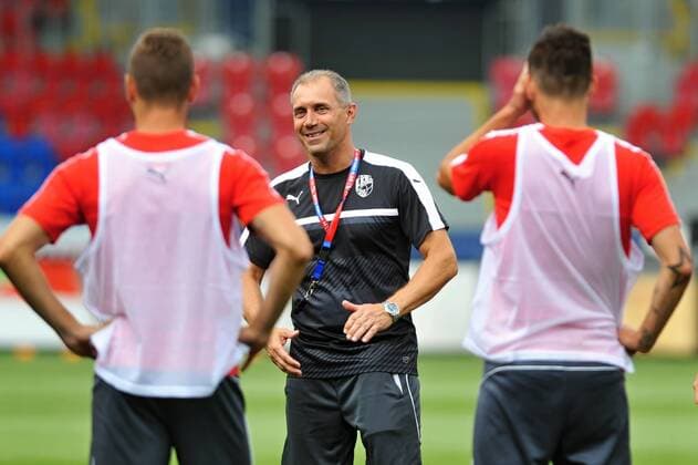 Bilder des Tages - Sport Viktoria Plzen coach Roman Pivarnik (centre) in action during the training session prior to 3rd qualifying round of football Champions League, 1st leg: Viktoria Plzen vs Karabach in Plzen, Czech Republic, July 25, 2016. (CTKxPhoto PavelxNemecek) CTKPhotoP201607250789901  nmc11