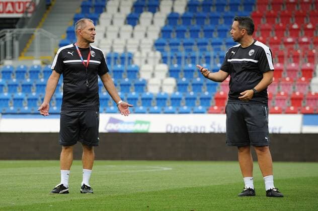 Coaches of Viktoria Plzen (L-R) Roman Pivarnik and Pavel Horvath in action during the training session prior to 3rd qualifying round of football Champions League, 1st leg: Viktoria Plzen vs Karabach in Plzen, Czech Republic, July 25, 2016. (CTKxPhoto PavelxNemecek) CTKPhotoP201607250795601  nmc15K
