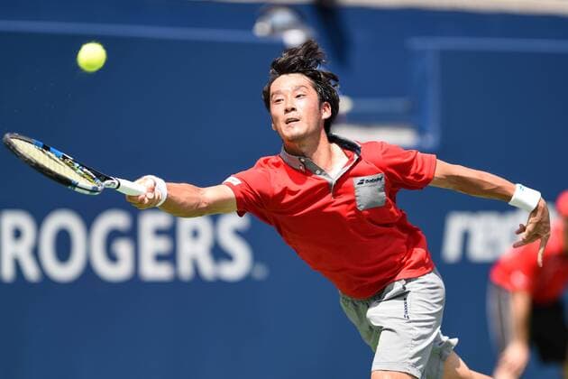 Bilder des Tages - Sport July 25, 2016: Yuichi Sugita of Japan returns the ball to Grigor Dimitrov of Bulgaria during their first round match of the Rogers Cup tournament at the Aviva Centre in Toronto, Ontario, Canada on July 25, 2016. Cal Media TENNIS 2016 - Rogers Cup Toronto July 25 - ZUMAc04_