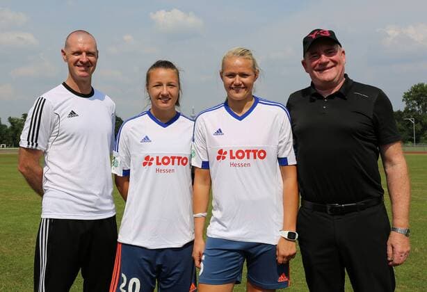 25.07.2016 xcex Deutschland, Frankfurt, Fussball, Frauenfussball Allianz Frauen-Bundesliga Saison 2016 2017 Trainingsauftakt 1. FFC Frankfurt Cheftrainer Matt Ross und Manager Siegfried Dietrich mit den beiden Neuzugängen Tanja Pawollek und Lise Munk