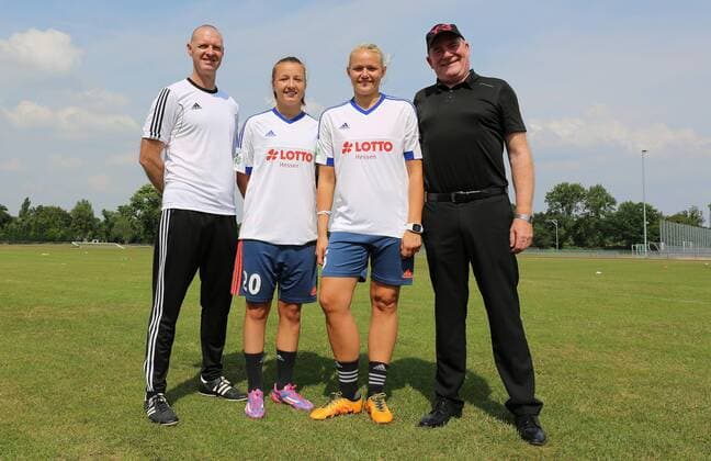 25.07.2016 xcex Deutschland, Frankfurt, Fussball, Frauenfussball Allianz Frauen-Bundesliga Saison 2016 2017 Trainingsauftakt 1. FFC Frankfurt Cheftrainer Matt Ross und Manager Siegfried Dietrich mit den beiden Neuzugängen Tanja Pawollek und Lise Munk