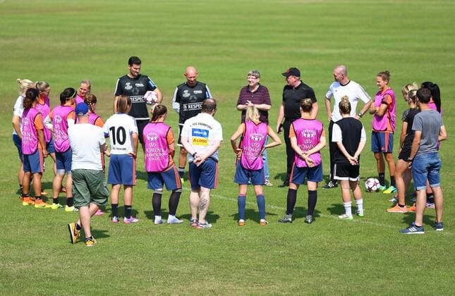 25.07.2016 xcex Deutschland, Frankfurt, Fussball, Frauenfussball Allianz Frauen-Bundesliga Saison 2016 2017 Trainingsauftakt 1. FFC Frankfurt Cheftrainer Matt Ross versammelt vor Trainingsbeginn alle Spielerinnen und Verantwortlichen im Kreis zu einer Ansprache