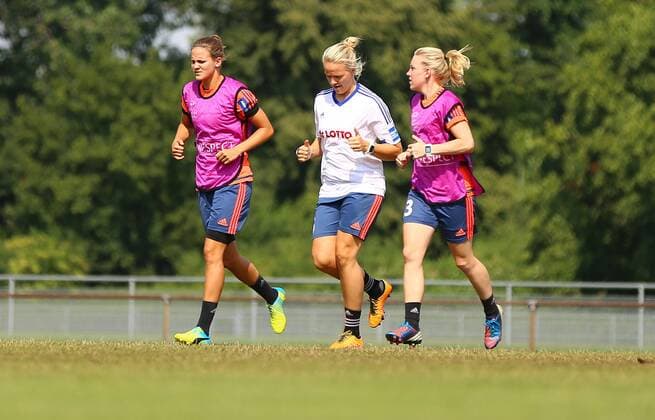 25.07.2016 xcex Deutschland, Frankfurt, Fussball, Frauenfussball Allianz Frauen-Bundesliga Saison 2016 2017 Trainingsauftakt 1. FFC Frankfurt Desirée Schumann, Lise Munk und Marith Prießen
