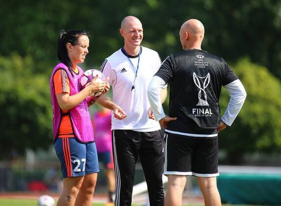 25.07.2016 xcex Deutschland, Frankfurt, Fussball, Frauenfussball Allianz Frauen-Bundesliga Saison 2016 2017 Trainingsauftakt 1. FFC Frankfurt Peggy Kuznik, Cheftrainer Matt Ross und Torwarttrainer Mario Gros