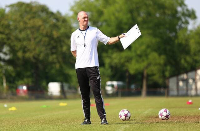 25.07.2016 xcex Deutschland, Frankfurt, Fussball, Frauenfussball Allianz Frauen-Bundesliga Saison 2016 2017 Trainingsauftakt 1. FFC Frankfurt Cheftrainer Matt Ross gibt Anweisungen auf dem Trainingsplatz