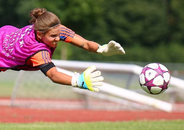 Bilder des Tages - Sport 25.07.2016 xcex Deutschland, Frankfurt, Fussball, Frauenfussball Allianz Frauen-Bundesliga Saison 2016 2017 Trainingsauftakt 1. FFC Frankfurt Desirée Schumann hechtet nach dem Ball