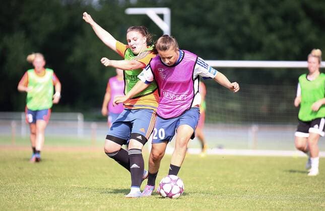25.07.2016 xcex Deutschland, Frankfurt, Fussball, Frauenfussball Allianz Frauen-Bundesliga Saison 2016 2017 Trainingsauftakt 1. FFC Frankfurt Julia Matuschewski gegen Neuzugang Tanja Pawollek