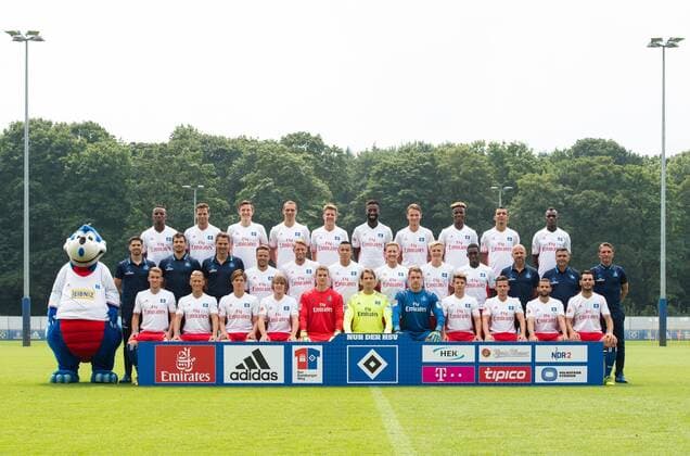 Fußball, GER, 1.Bundesliga, Porträttermin 2016 2017, Mannschaftsfoto vom Hamburger SV, hi. Reihe v.li.: Cleber Reis, Dennis Diekmeier, Michael Gregoritsch, Pierre-Michel Lasogga, Sven Schipplock, Johan Djourou, Albin Ekdal, Gideon Jung, Nabil Bahoui, Bakery Jatta mi. Reihe v.li.: Maskottchen Dino Hermann, Reha-Trainer Sebastian Capel, Athletiktrainer Daniel Muessig, Torwarttrainer Stefan Waechter, Nicolai Mueller, Aaron Hunt, Bobby Wood, Lewis Holtby, Finn Porath, Frank Ronstadt, Co-Trainer Bernhard Trares, Co-Trainer Eddy Soezer, Cheftrainer Bruno Labbadia vo.Reihe v.li.: Luca Waldschmidt, Matthias Ostrzolek, Gotoku Sakai, Alen Halilovic, Torwart Andreas Hirzel, Torwart Rene Adler, Torwart Christian Mathenia, Mats Koehlert, Zoltan Stieber, Ashton Goetz, Emir Spahic