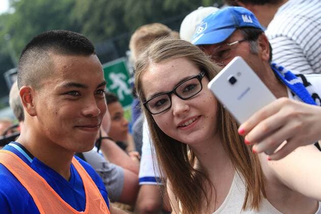 Deutschland, Hamburg , Volkspark Stadion, Fussball, 1. Bundesliga, Saison 2016 2017 , Training des Hamburger SV , Bobby Wood(HSV) macht ein Selfie mit einem weiblichen Fan