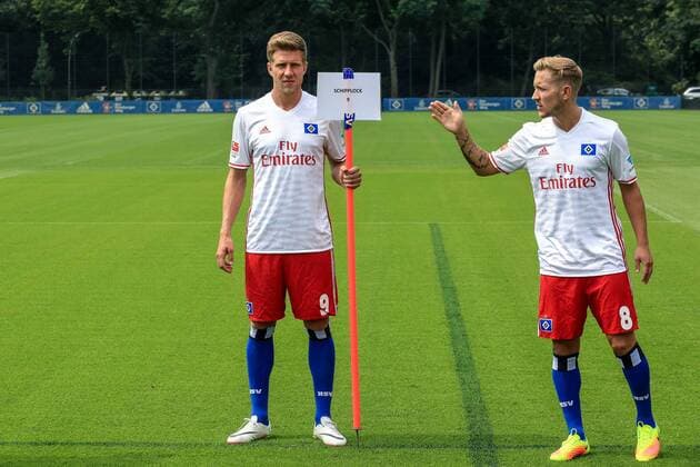 Deutschland, Hamburg , Volkspark Stadion, Fussball, 1. Bundesliga, Saison 2016 2017 , Training des Hamburger SV , Mannschaftsshooting, Sven Schipplock , Lewis Holtby(HSV)