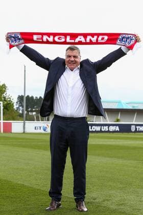 25.07.2016, Hilton Hotel, Burton upon Trent, ENG, FA Pressekonfrenz Allardyce, im Bild Sam Allardyce displays his England scarf Sam Allardyce displays his England scarf during The FA press conference PK Pressekonferenz to introduce Sam Allardyce as England Manager at the Hilton Hotel in Burton upon Trent, Great Britain on 2016 07 25. Burton upon Trent  EP_fil  