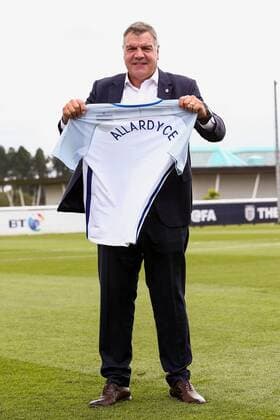 25.07.2016, Hilton Hotel, Burton upon Trent, ENG, FA Pressekonfrenz Allardyce, im Bild Sam Allardyce displays his name on an England shirt Sam Allardyce displays his name on an England shirt during The FA press conference PK Pressekonferenz to introduce Sam Allardyce as England Manager at the Hilton Hotel in Burton upon Trent, Great Britain on 2016 07 25. Burton upon Trent  EP_fil  