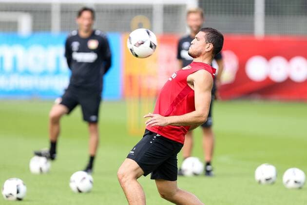 Kyriakos Papadopoulos ( 5, Bayer 04 Leverkusen) am Ball beobachtet von Roger Schmidt (Trainer, Bayer 04 Leverkusen) und Markus Kroesche (Co-Trainer, Bayer 04 Leverkusen), Training Bayer 04 Leverkusen, Fussball, 1. Bundesliga, 26.07.2016, Leverkusen Copyright: Deutzmannx xEibner-Pressefoto EP_cdn