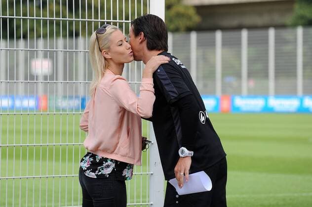 V.l.n.r. Sportmoderatorin Laura Papendick begruesst Trainer Roger Schmidt ( Bayer 04 Leverkusen ). Bayer 04 Leverkusen, Fussball, 1. Bundesliga, 14.07.2016 Foto : Thomas Thienel Eibner Leverkusen Copyright: Thienel Eibner-Pressefoto EP_TTL