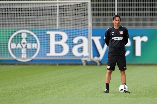 Trainer Roger Schmidt ( Bayer 04 Leverkusen ) beobachtet das Training. Im Hintergrund das Bayer Logo auf der Werbebande. Bayer 04 Leverkusen, Fussball, 1. Bundesliga, 14.07.2016 Foto : Thomas Thienel Eibner Leverkusen Copyright: Thienel Eibner-Pressefoto EP_TTL