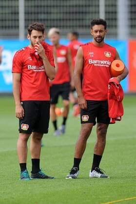 V.l.n.r. Hakan Calhanoglu nachdenklich neben Karim Bellarabi ( beide Bayer 04 Leverkusen ). Training Bayer 04 Leverkusen, Fussball, 1. Bundesliga, 14.07.2016 Foto : Thomas Thienel Eibner Leverkusen Copyright: Thienel Eibner-Pressefoto EP_TTL
