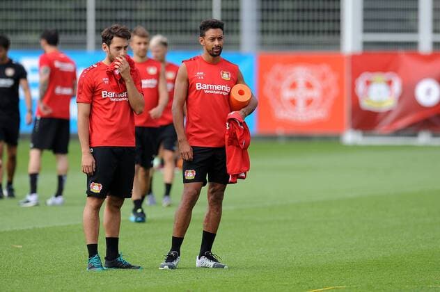 V.l.n.r. Hakan Calhanoglu nachdenklich neben Karim Bellarabi ( beide Bayer 04 Leverkusen ). Training Bayer 04 Leverkusen, Fussball, 1. Bundesliga, 14.07.2016 Foto : Thomas Thienel Eibner Leverkusen Copyright: Thienel Eibner-Pressefoto EP_TTL