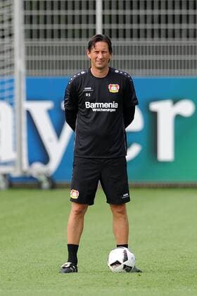 Trainer Roger Schmidt ( Bayer 04 Leverkusen ) beobachtet das Training. Bayer 04 Leverkusen, Fussball, 1. Bundesliga, 14.07.2016 Foto : Thomas Thienel Eibner Leverkusen Copyright: Thienel Eibner-Pressefoto EP_TTL