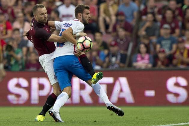 Bilder des Tages - Sport Michal Kadlec of Sparta, left, and Alexandru Tudorie of Steaua in action during the 3rd qualifying round of football Champions League, 1st leg: Sparta Praha vs Steaua Bucharest in Prague, Czech Republic, July 26, 2016. (CTKxPhoto MichalxKamaryt) CTKPhotoP201607260917901  kmt 1