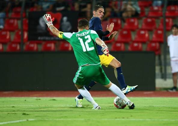 SOCCER - CL, quali, Tirana vs RBS ELBASAN,ALBANIA,26.JUL.16 - SOCCER - UEFA Champions League, qualification, FK Partizani Tirana vs Red Bull Salzburg. Image shows Alban Hoxha (Tirana) and Jonatan Soriano (RBS). GEPAxpictures xFelixxRoittner