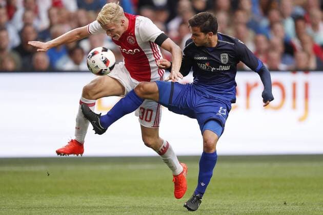 Bilder des Tages - Sport (L-R) Donny van de Beek of Ajax, Charis Charisis of PAOK FC during the UEFA Champions League Third qualifying round first leg match between Ajax Amsterdam and PAOK Saloniki on July 26, 2016 at the Amsterdam Arena in Amsterdam, The Netherlands. Ajax v PAOK Saloniki UEFA Champions League 2016 2017 xVIxxIVx 5898054
