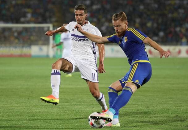 Anderlecht s Alexandru Chipciu and Rostov s Ivan Novoseltsev fight for the ball during the first leg of the third qualification round between Belgian first league soccer team RSC Anderlecht and Russian team FC Rostov in the Champions League competition, on Tuesday 26 July 2016, in Rostov-on-Don, Russia. VIRGINIExLEFOUR  x04899239x