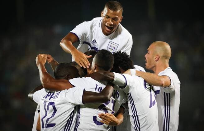 Bilder des Tages - Sport Anderlecht s Sofiane Hanni (C) celebrates with his teammates after scoring during the first leg of the third qualification round between Belgian first league soccer team RSC Anderlecht and Russian team FC Rostov in the Champions League competition, on Tuesday 26 July 2016, in Rostov-on-Don, Russia. VIRGINIExLEFOUR  x04899229x