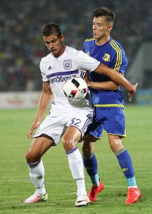 Anderlecht s Leander Dendoncker and Rostov s Dmitri Poloz fight for the ball during the first leg of the third qualification round between Belgian first league soccer team RSC Anderlecht and Russian team FC Rostov in the Champions League competition, on Tuesday 26 July 2016, in Rostov-on-Don, Russia. VIRGINIExLEFOUR  x04899242x