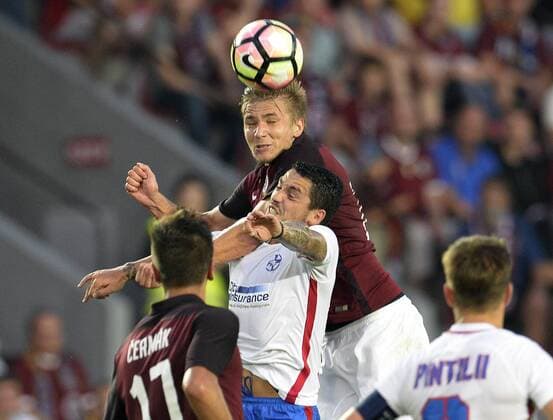 Bilder des Tages - SPORT Martin Frydek of Sparta, up, and Adnan Aganovic of Steaua fight for the ball, as Ales Cermak of Sparta, left, and Mihai Pintilii of Steaua look on during the 3rd qualifying round of football Champions League, 1st leg: Sparta Praha vs Steaua Bucharest in Prague, Czech Republic, July 26, 2016. (CTKxPhoto MichalxDolezal) CTKPhotoP201607260963701  dol 0001
