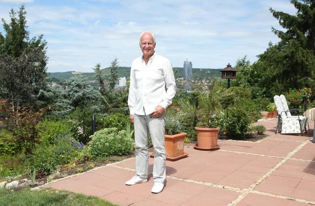 Jena, 18.07.2016, Fussball, Trainer Fußballlehrer Bernd Stange , Im Bild: Bernd Stange geniesst seine freie Zeit im Garten seines Hauses in den Kernbergen von Jena mit Blick auf das Jenaer Zentrum. ,