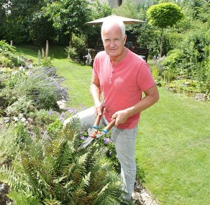 Jena, 18.07.2016, Fussball, Trainer Fußballlehrer Bernd Stange , Im Bild: Bernd Stange geniesst seine freie Zeit im Garten seines Hauses in den Kernbergen von Jena. Stange in seinem Steingarten. ,