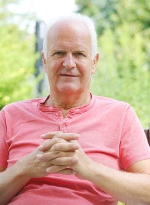 Jena, 18.07.2016, Fussball, Trainer Fußballlehrer Bernd Stange , Im Bild: Bernd Stange geniesst seine freie Zeit im Garten seines Hauses in den Kernbergen von Jena. ,
