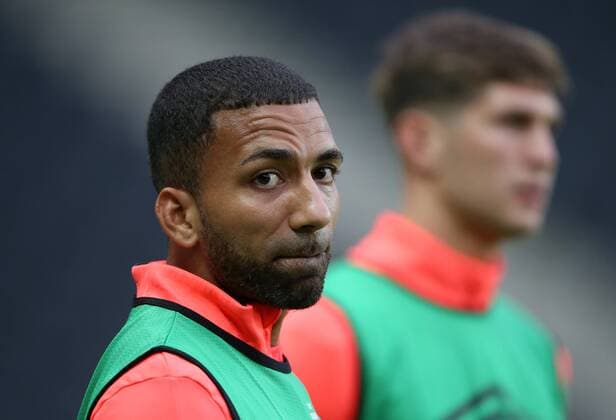 Everton s Aaron Lennon looks on during the pre season Friendly match at the Stadium MK, Milton Keynes. Picture date July 26th, 2016 Pic David Klein Sportimage EDITORIAL USE ONLY. No use with unauthorised audio, video, data, fixture lists, club league logos or live services. Online in-match use limited to 120 images, no video emulation. No use in betting, games or single club league player publications.