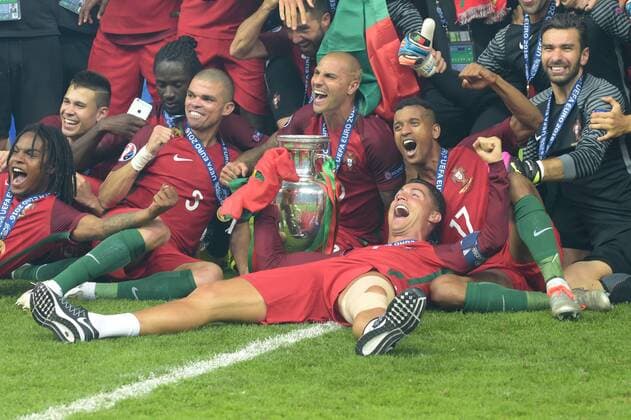 Spieler von Portugal bei Siegerfoto mit Pokal; Cristiano RONALDO (POR) liegt flach auf dem Ruecken, rechts hinter ihm NANI (POR), links daneben Ricardo QUARESMA (POR) und PEPE (POR); Sieger, Jubel, celebration, feiern, Freude; Finale, Portugal (POR) - Frankreich (FRA) 1:0 n.Verl., in Paris, am 10.07.2016; Fussball EM 2016 in Frankreich vom 10.06. - 10.07.2016.