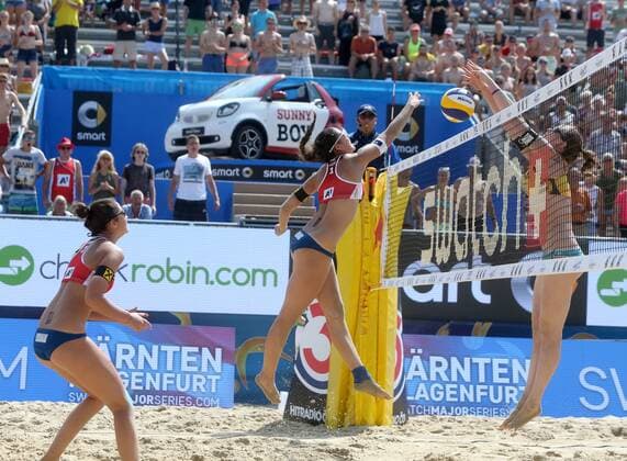 Beachvolleyball. Beach volleyball Beachvolleyball Major Series. Nadine STRAUSS, Teresa STRAUSS (AUT), Julia SUDE, (GER). Klagenfurt, 27.7.2016.