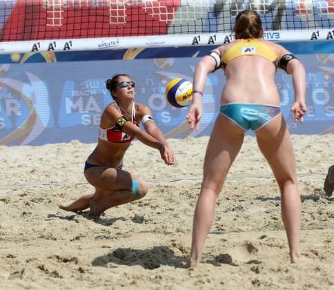 Beachvolleyball. Beach volleyball Beachvolleyball Major Series. Julia SUDE, (GER), Teresa STRAUSS (AUT). Klagenfurt, 27.7.2016.