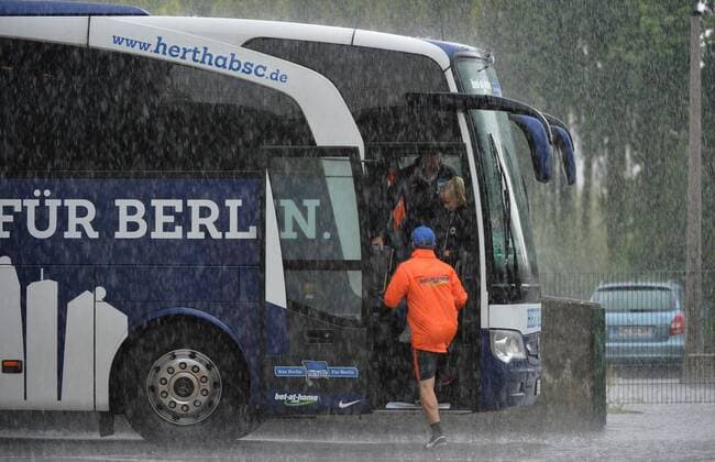 Themen der Woche SPORT Bilder des Tages - SPORT Fussball, Herren, Saison 2016 17, Hertha BSC, angedachtes und später wegen Unwetter abgesagtes Training einen Tag vor dem Hinspiel gegen Brondby IF in der 3. Qualifikationsrunde zur UEFA Europa League im Jahn-Sportpark, Trainer Pal Dardai (Hertha BSC) flüchtet in den Mannschaftsbus, 27.07. 2016,