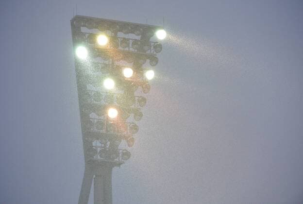 Fussball, Herren, Saison 2016 17, Hertha BSC, angedachtes und später wegen Unwetter abgesagtes Training einen Tag vor dem Hinspiel gegen Brondby IF in der 3. Qualifikationsrunde zur UEFA Europa League im Jahn-Sportpark, Flutlichtmast im Regen, 27.07. 2016,
