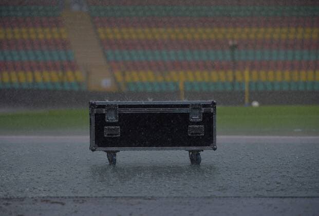 Fussball, Herren, Saison 2016 17, Hertha BSC, angedachtes und später wegen Unwetter abgesagtes Training einen Tag vor dem Hinspiel gegen Brondby IF in der 3. Qualifikationsrunde zur UEFA Europa League im Jahn-Sportpark, Materialkiste im Regen, 27.07. 2016,