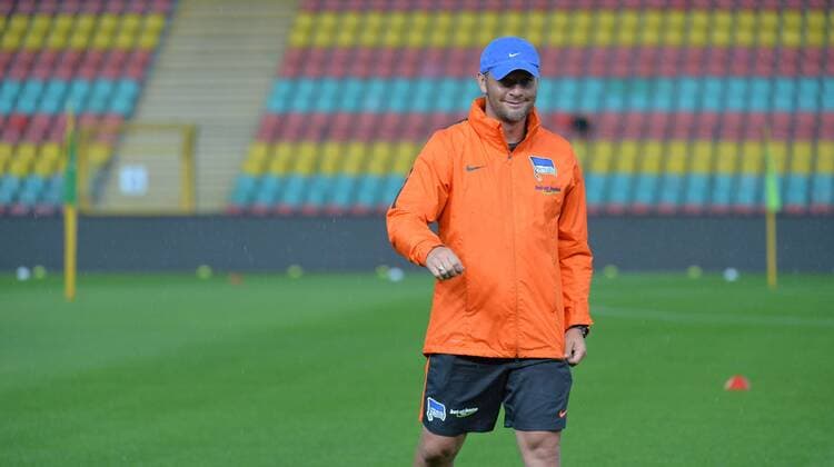 Fussball, Herren, Saison 2016 17, Hertha BSC, angedachtes und später wegen Unwetter abgesagtes Training einen Tag vor dem Hinspiel gegen Brondby IF in der 3. Qualifikationsrunde zur UEFA Europa League im Jahn-Sportpark, Trainer Pal Dardai (Hertha BSC), 27.07. 2016,