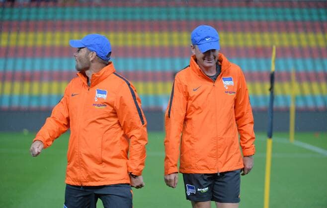 Fussball, Herren, Saison 2016 17, Hertha BSC, angedachtes und später wegen Unwetter abgesagtes Training einen Tag vor dem Hinspiel gegen Brondby IF in der 3. Qualifikationsrunde zur UEFA Europa League im Jahn-Sportpark, v. l. Trainer Pal Dardai (Hertha BSC), Co-Trainer Rainer Widmayer (Hertha BSC), 27.07. 2016,