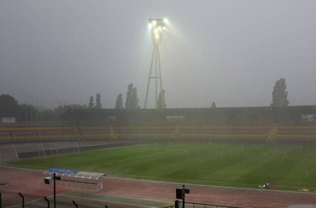 Fussball, Herren, Saison 2016 17, Hertha BSC, angedachtes und später wegen Unwetter abgesagtes Training einen Tag vor dem Hinspiel gegen Brondby IF in der 3. Qualifikationsrunde zur UEFA Europa League im Jahn-Sportpark, Regen im Flutlicht, 27.07. 2016,
