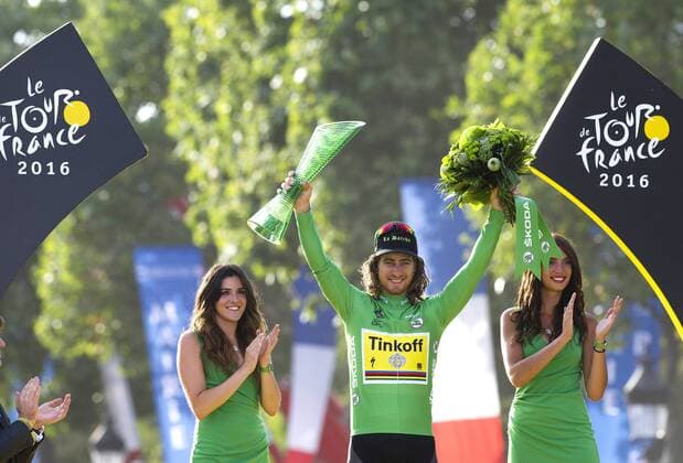 SAGAN Peter Sieger d es gruenen Trickots auf der Champs Elyse bei der Siegeehrung am 24.07. 2016 in Paris 