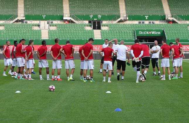 SOCCER - EL quali, A.Wien vs Trnava, preview VIENNA,AUSTRIA,27.JUL.16 - SOCCER - UEFA Europa League, qualification, FK Austria Wien vs FC Spartak Trnava, preview, training of Trnava. Image shows head coach Miroslav Karhan (Spartak Trnava) and the team of Spartak Trnava. GEPAxpictures xChristianxOrt